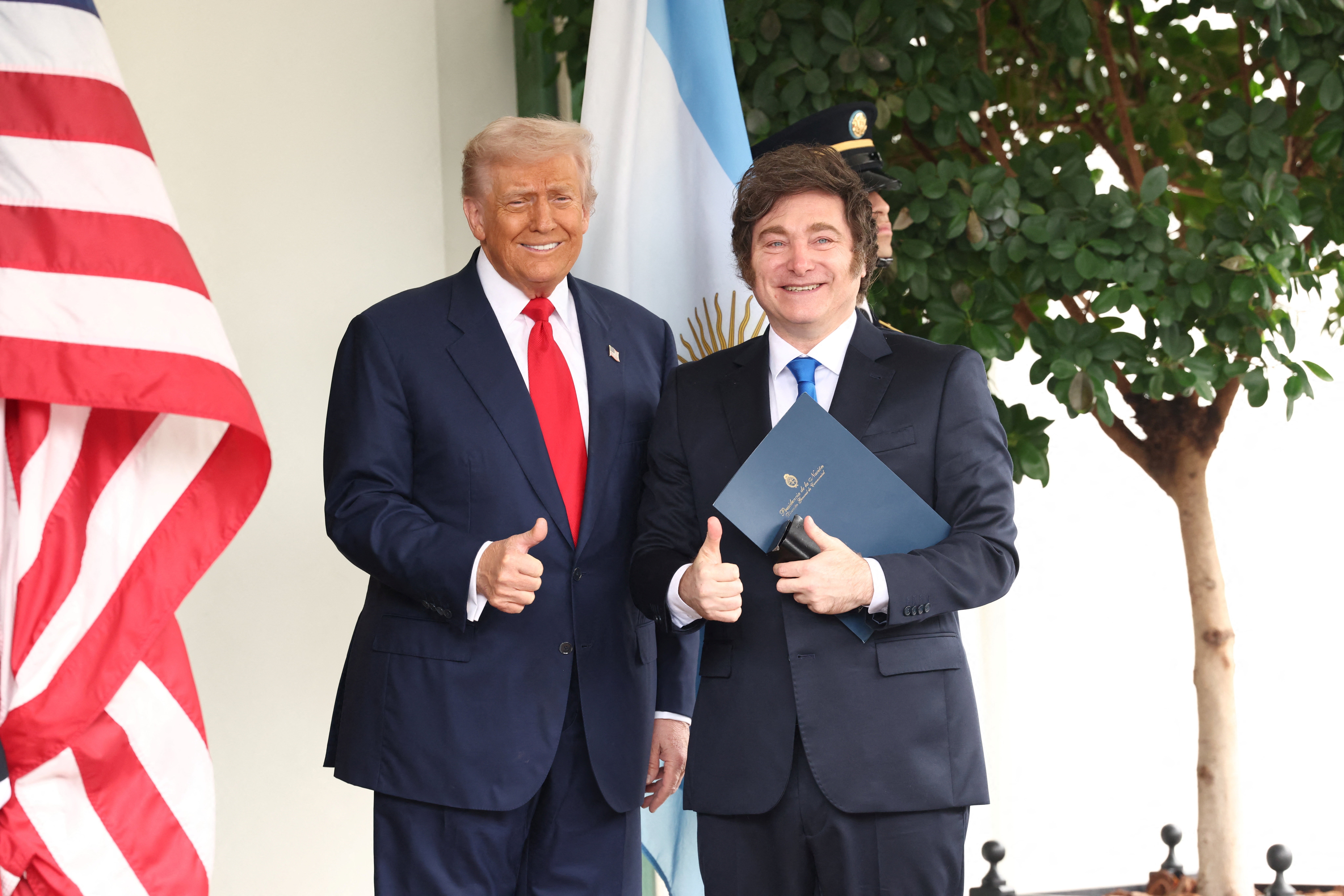 Donald Trump recebe Javier Milei na Casa Branca para discutir socorro financeiro à Argentina